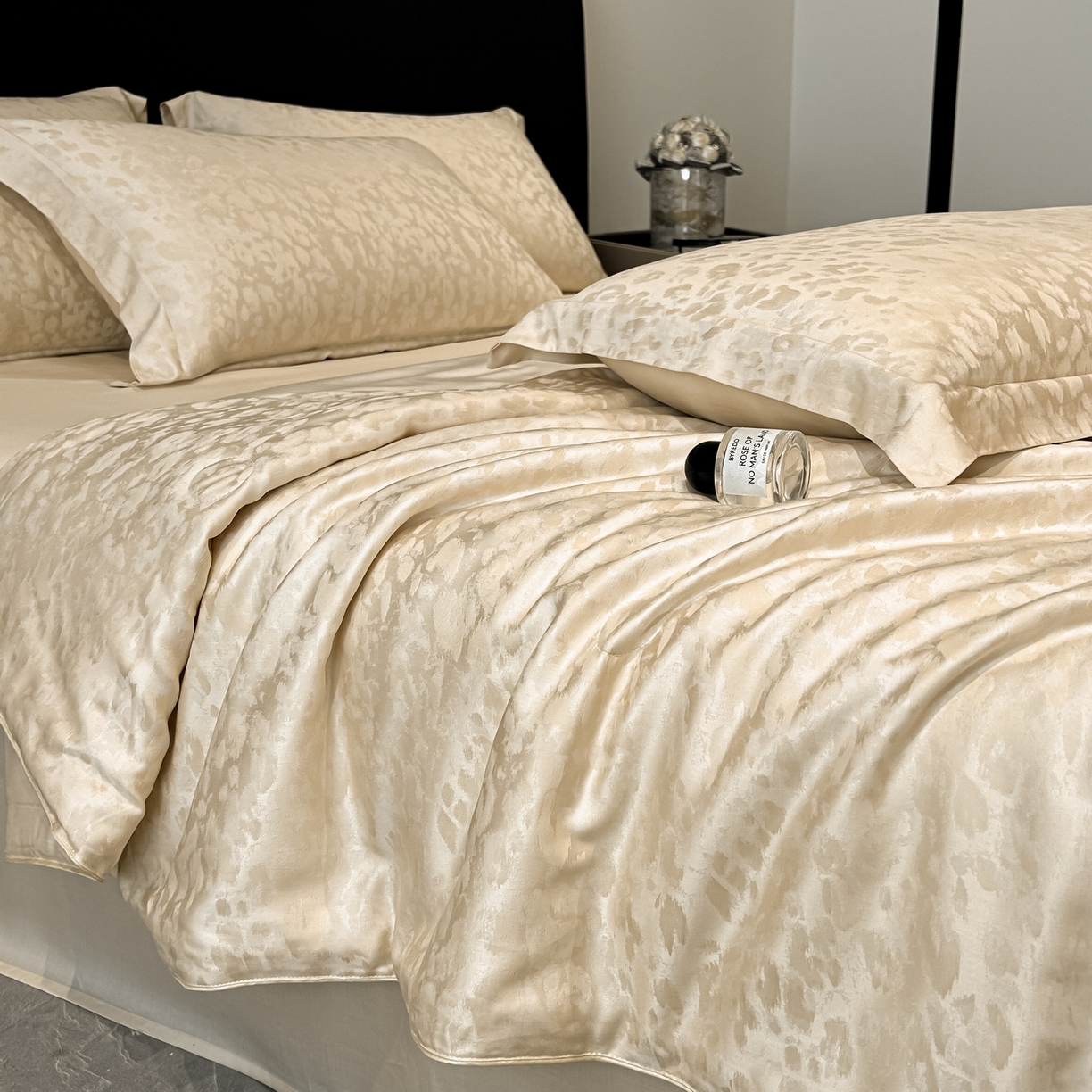 91家纺网 家纺一手货源 找家纺 慕晨 2026新款莱赛尔提花四件套高级简奢款天丝夏被四件套直播热款 欧凯