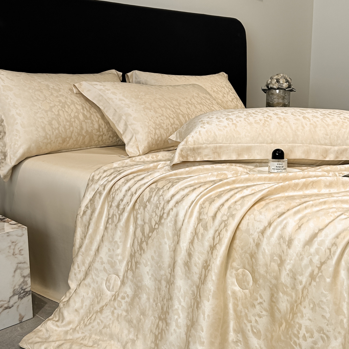 91家纺网 家纺一手货源 找家纺 慕晨 2026新款莱赛尔提花四件套高级简奢款天丝夏被四件套直播热款 欧凯