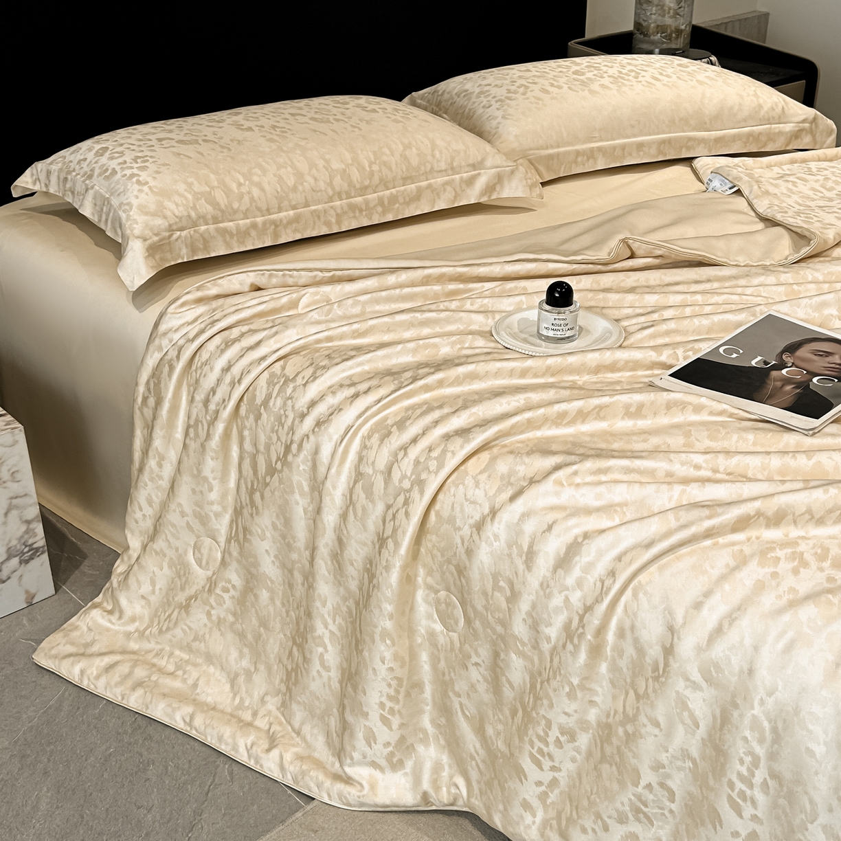 91家纺网 家纺一手货源 找家纺 慕晨 2026新款莱赛尔提花四件套高级简奢款天丝夏被四件套直播热款 欧凯