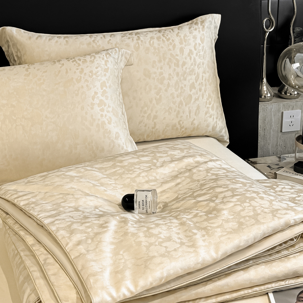 91家纺网 家纺一手货源 找家纺 慕晨 2026新款莱赛尔提花四件套高级简奢款天丝夏被四件套直播热款 欧凯