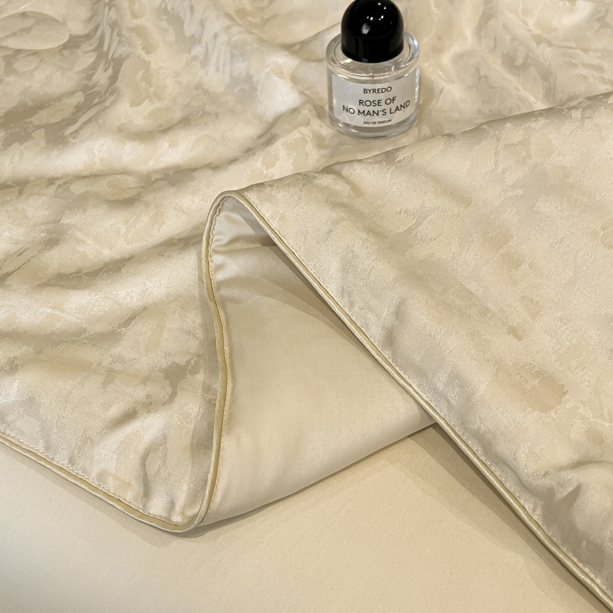 91家纺网 家纺一手货源 找家纺 慕晨 2026新款莱赛尔提花四件套高级简奢款天丝夏被四件套直播热款 欧凯