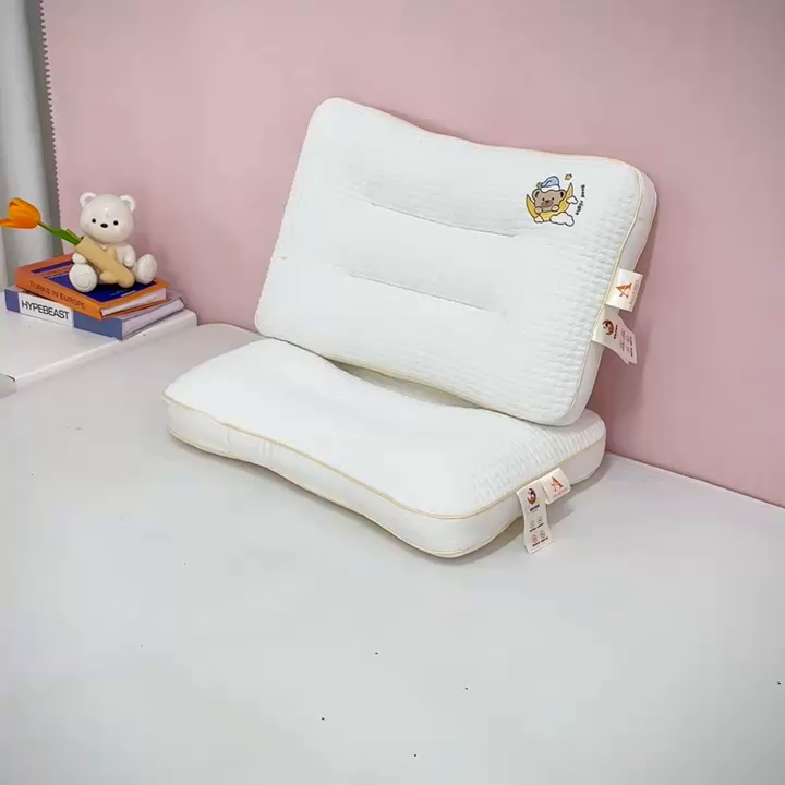 91家纺网 家纺一手货源 找家纺 芯宜佳 2026新款枕芯A类针织按摩卡通刺绣儿童枕头学生宿舍专用护颈枕芯 晚安小熊