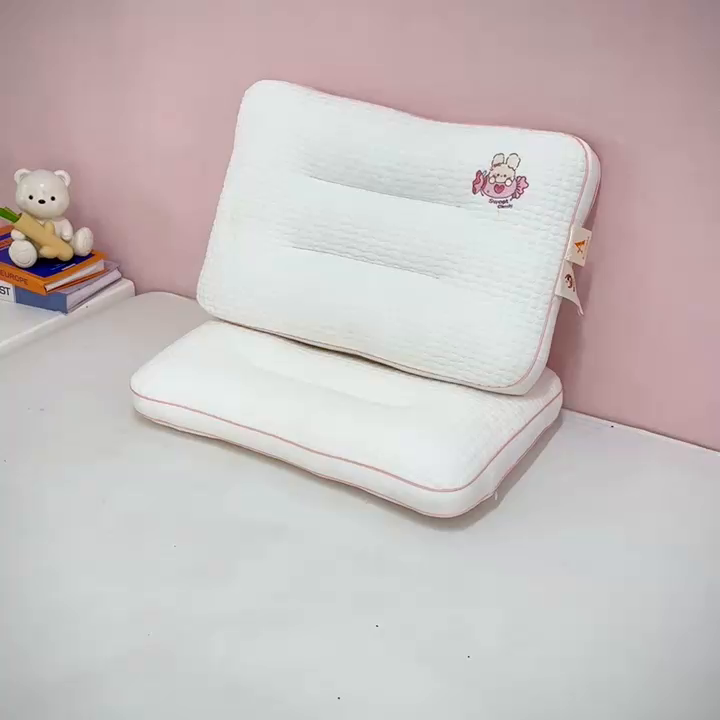 91家纺网 家纺一手货源 找家纺 芯宜佳 2026新款枕芯A类针织按摩卡通刺绣儿童枕头学生宿舍专用护颈枕芯 糖果兔兔