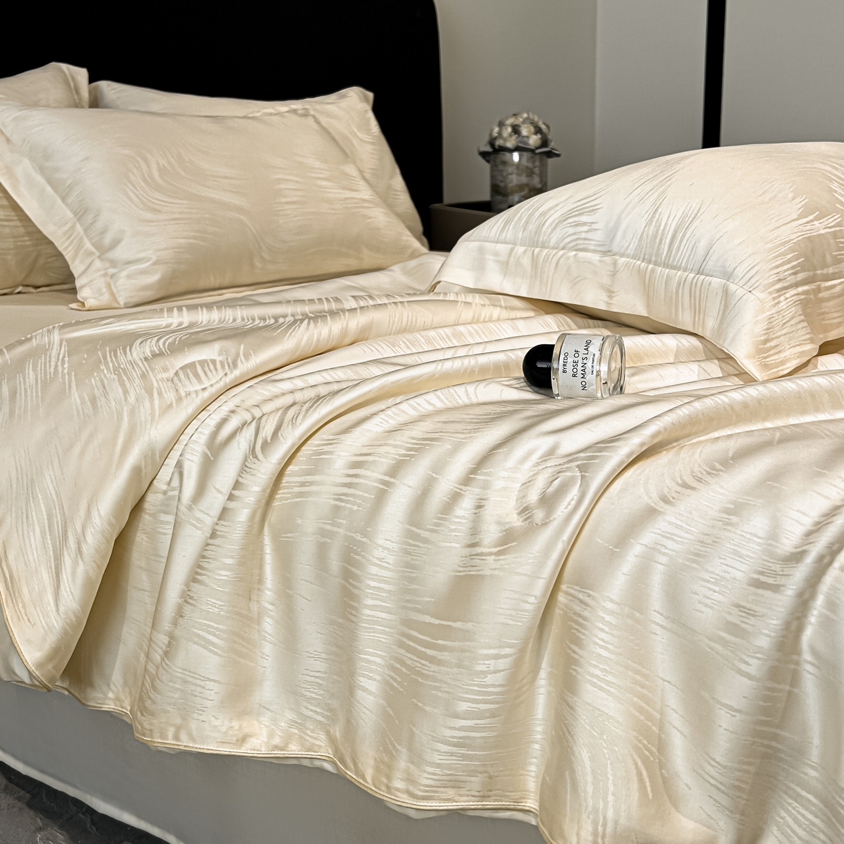 91家纺网 家纺一手货源 找家纺 慕晨 2026新款莱赛尔提花四件套高级简奢款天丝夏被四件套直播热款 随意