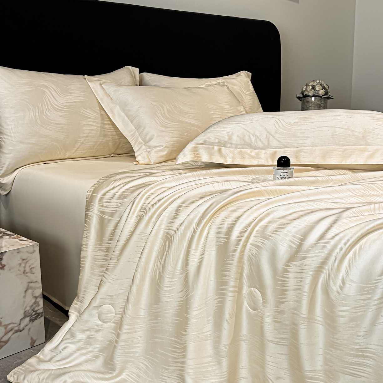 91家纺网 家纺一手货源 找家纺 慕晨 2026新款莱赛尔提花四件套高级简奢款天丝夏被四件套直播热款 随意