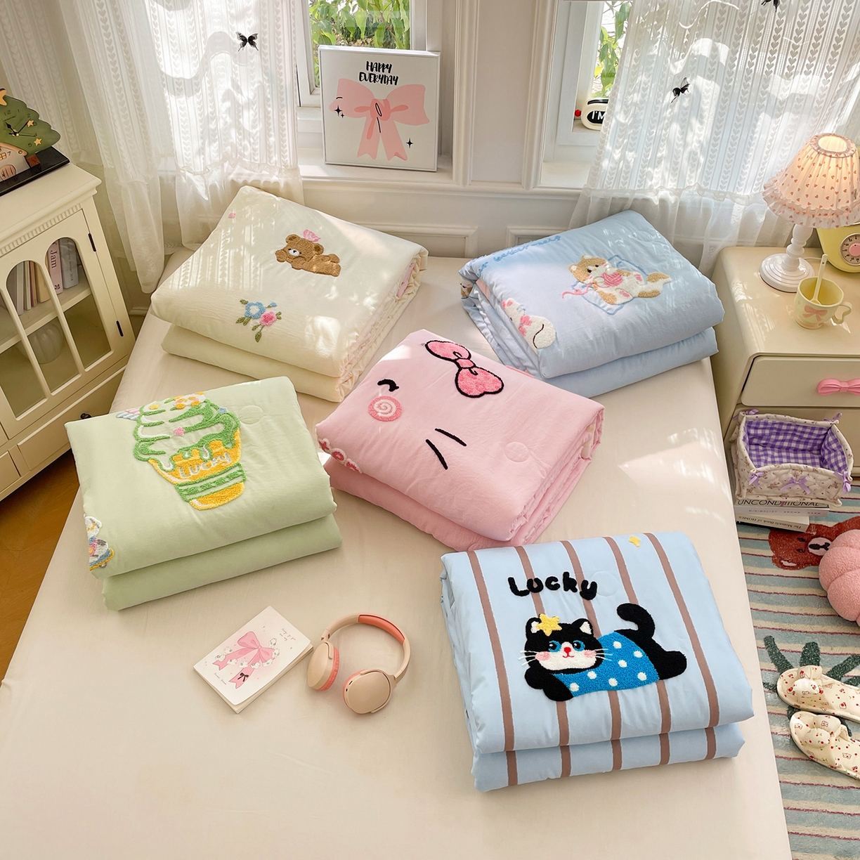 91家纺网 家纺一手货源 找家纺 （总）康纳利 2026新款加厚水洗云朵棉大版毛巾绣夏凉被空调被印花卡通夏被四件套