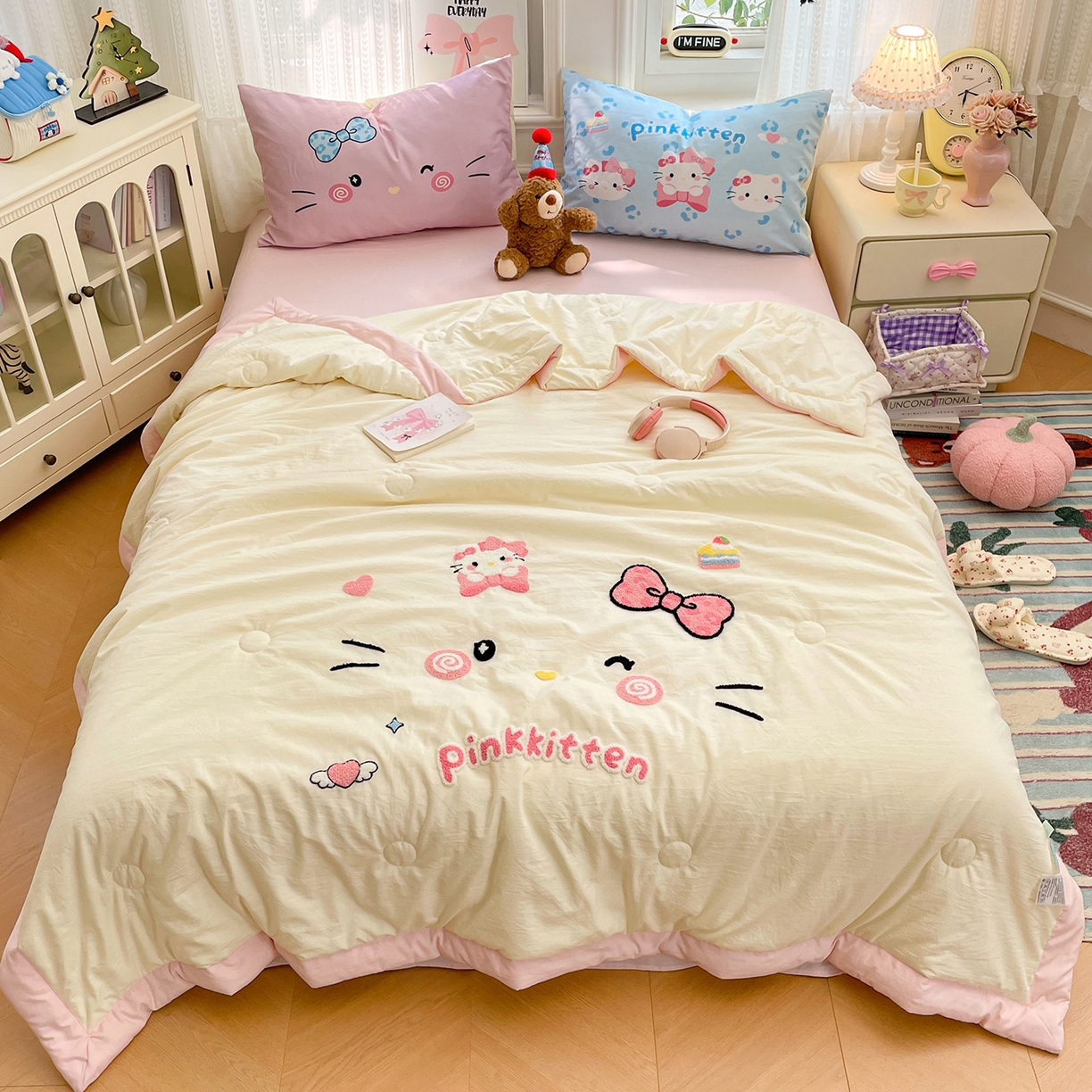 91家纺网 家纺一手货源 找家纺 康纳利 2026新款加厚水洗云朵棉大版毛巾绣夏凉被空调被印花卡通夏被四件套 KT 猫咪-奶黄