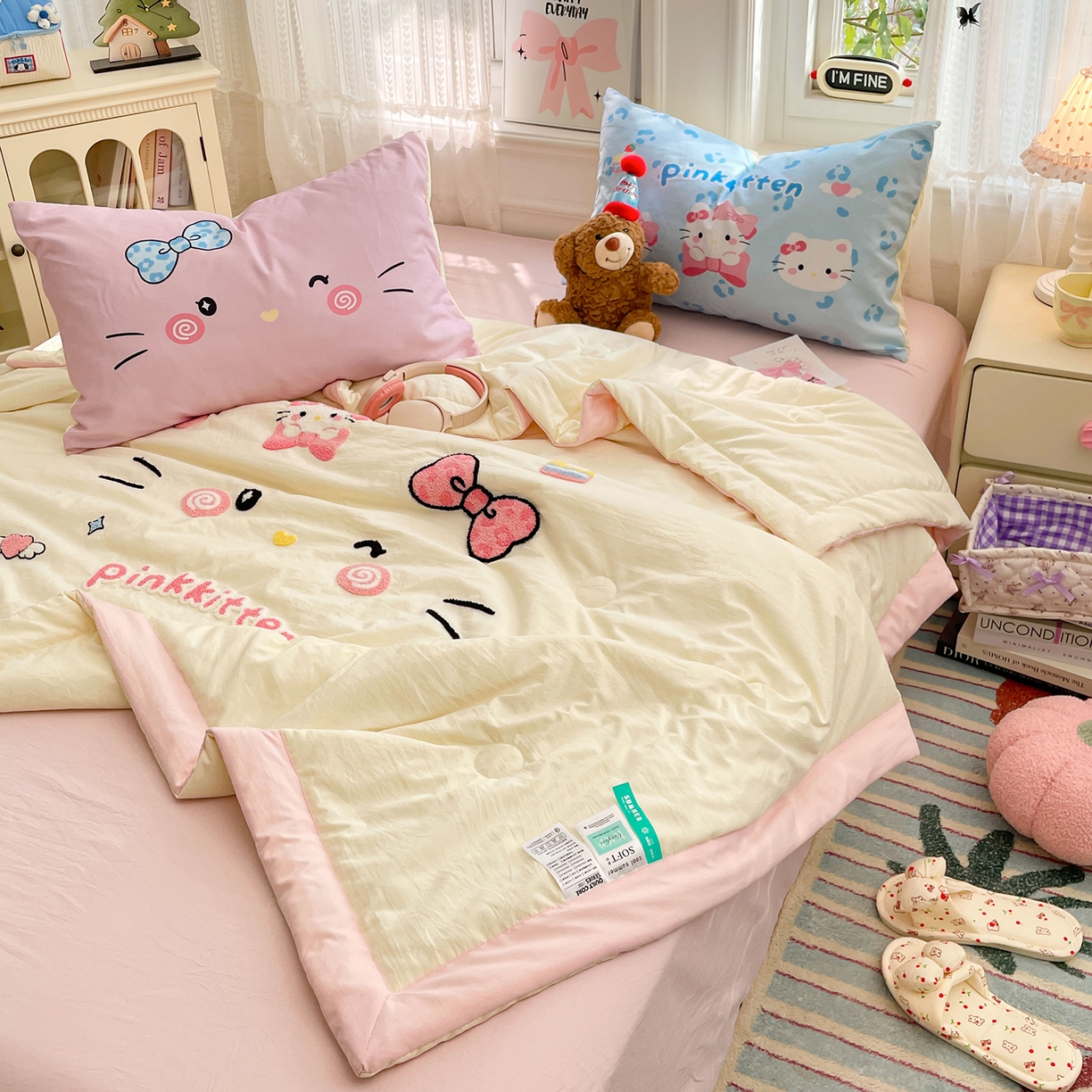 91家纺网 家纺一手货源 找家纺 康纳利 2026新款加厚水洗云朵棉大版毛巾绣夏凉被空调被印花卡通夏被四件套 KT 猫咪-奶黄