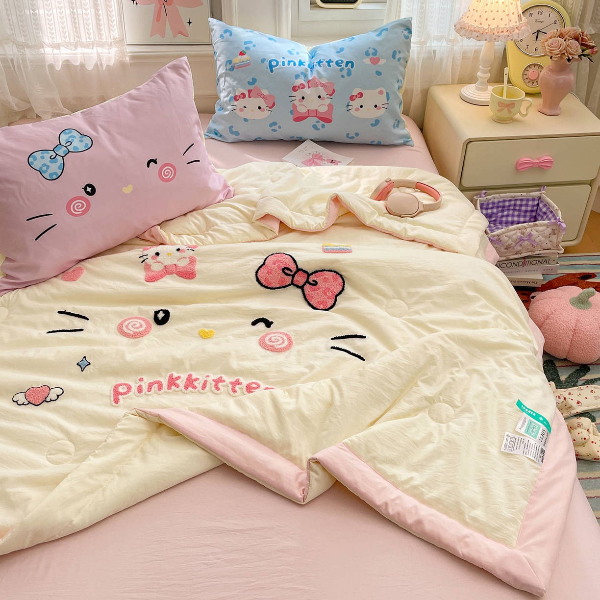 91家纺网 家纺一手货源 找家纺 康纳利 2026新款加厚水洗云朵棉大版毛巾绣夏凉被空调被印花卡通夏被四件套 KT 猫咪-奶黄