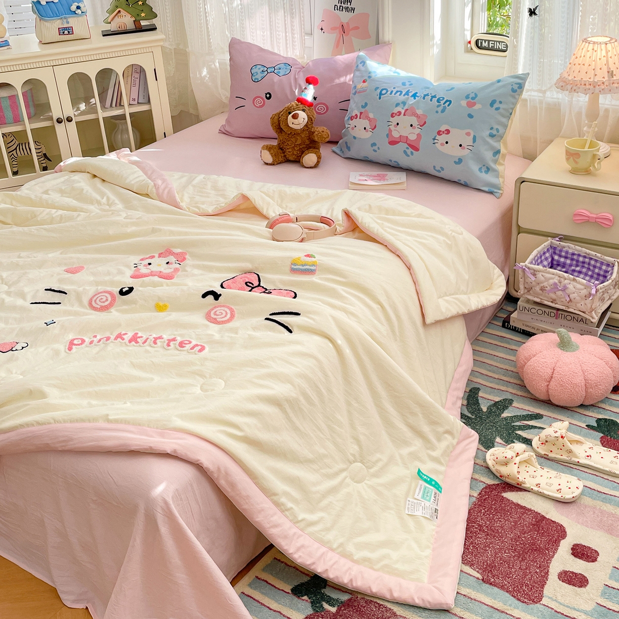 91家纺网 家纺一手货源 找家纺 康纳利 2026新款加厚水洗云朵棉大版毛巾绣夏凉被空调被印花卡通夏被四件套 KT 猫咪-奶黄