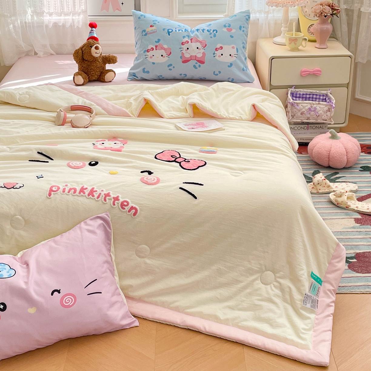 91家纺网 家纺一手货源 找家纺 康纳利 2026新款加厚水洗云朵棉大版毛巾绣夏凉被空调被印花卡通夏被四件套 KT 猫咪-奶黄