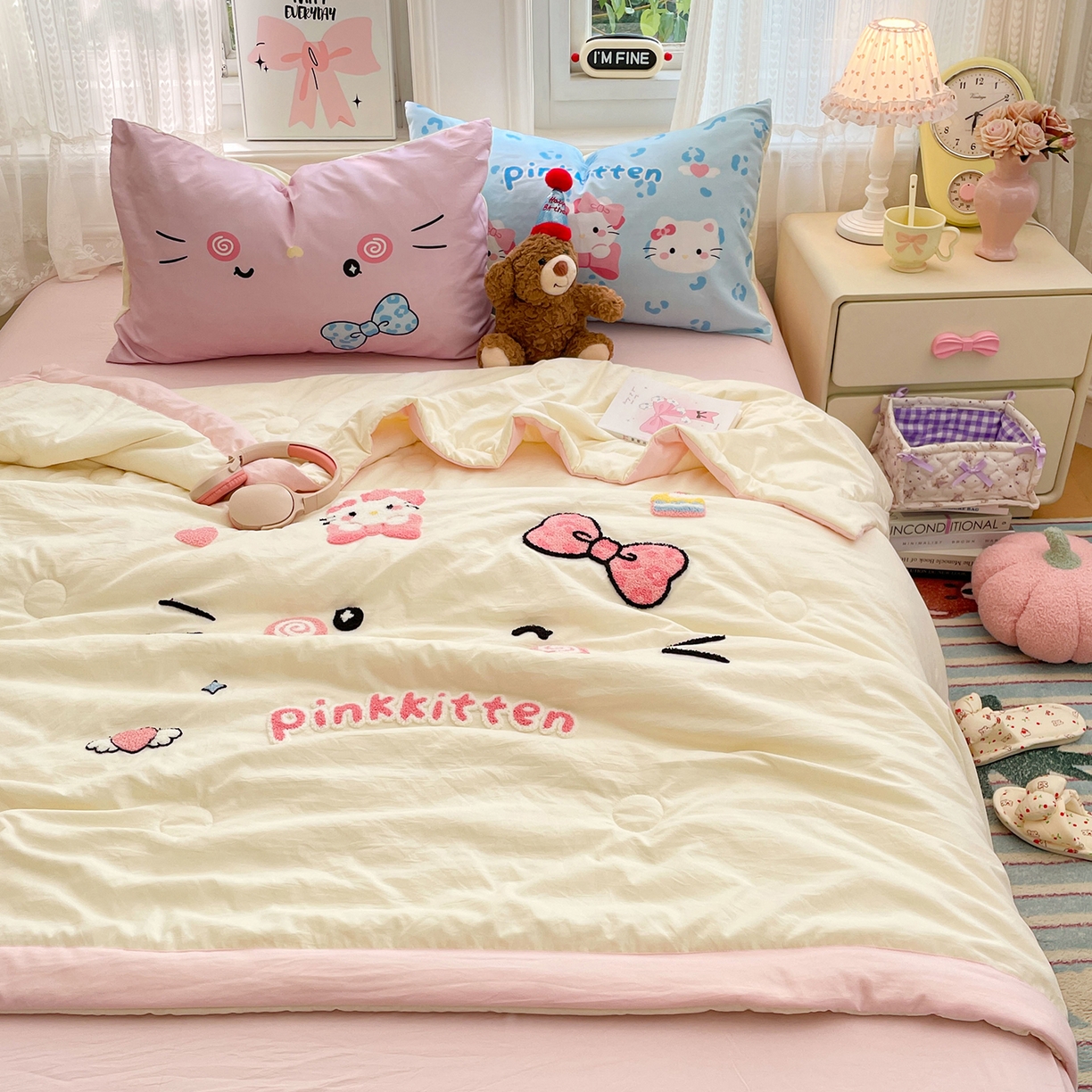 91家纺网 家纺一手货源 找家纺 康纳利 2026新款加厚水洗云朵棉大版毛巾绣夏凉被空调被印花卡通夏被四件套 KT 猫咪-奶黄