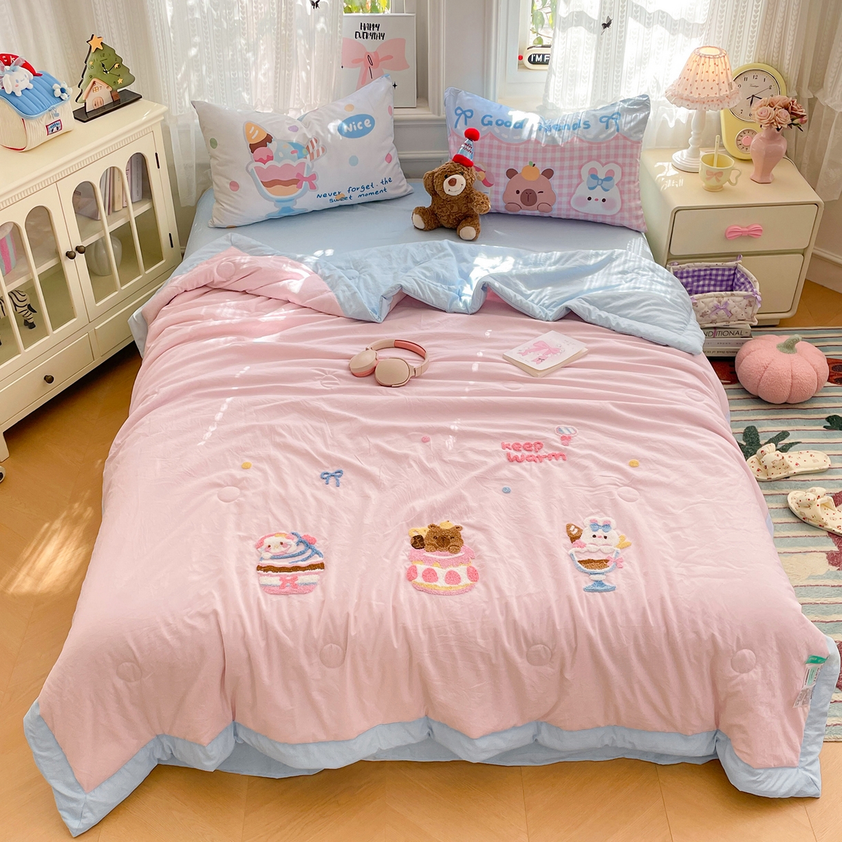 91家纺网 家纺一手货源 找家纺 康纳利 2026新款加厚水洗云朵棉大版毛巾绣夏凉被空调被印花卡通夏被四件套 蛋糕碰碰会