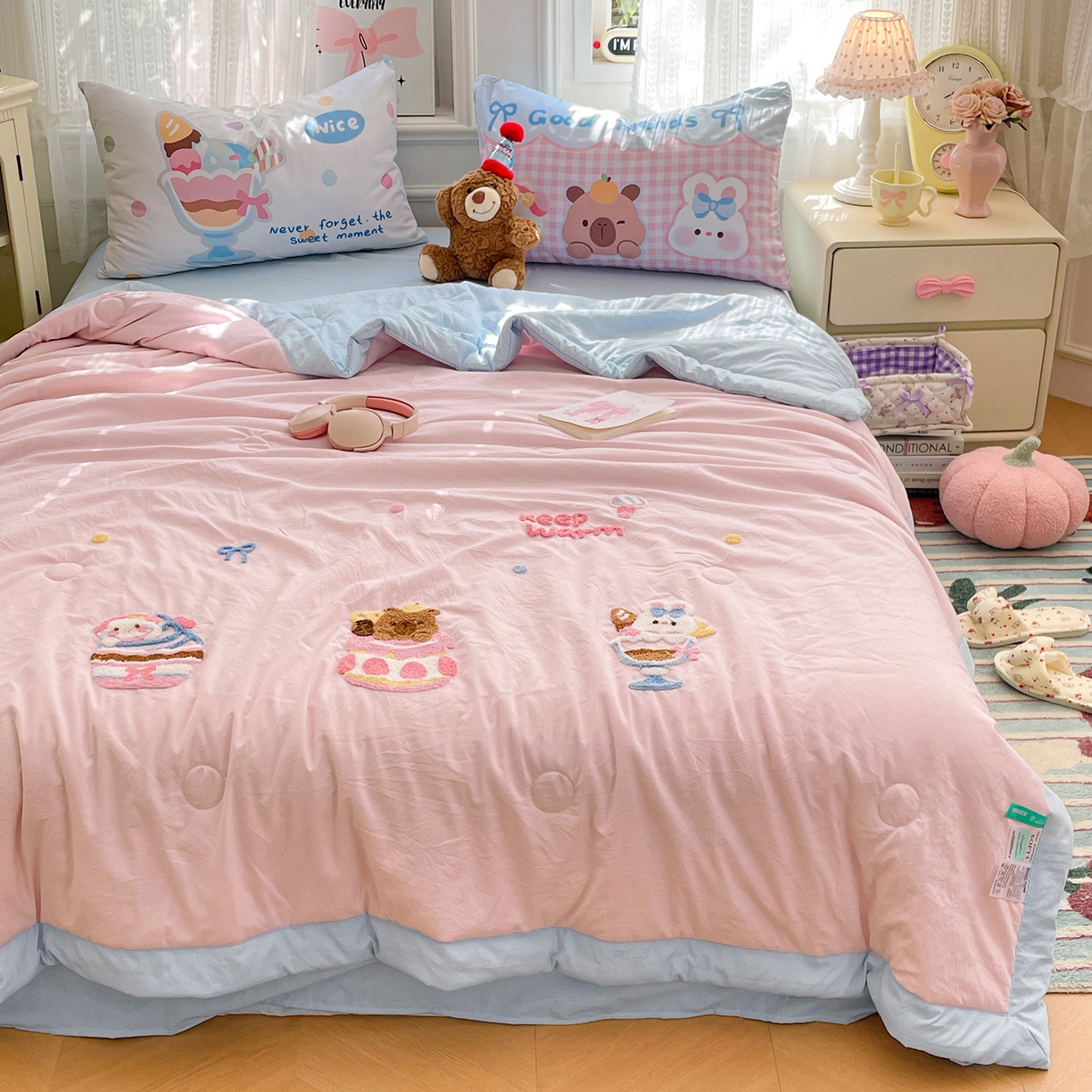 91家纺网 家纺一手货源 找家纺 康纳利 2026新款加厚水洗云朵棉大版毛巾绣夏凉被空调被印花卡通夏被四件套 蛋糕碰碰会