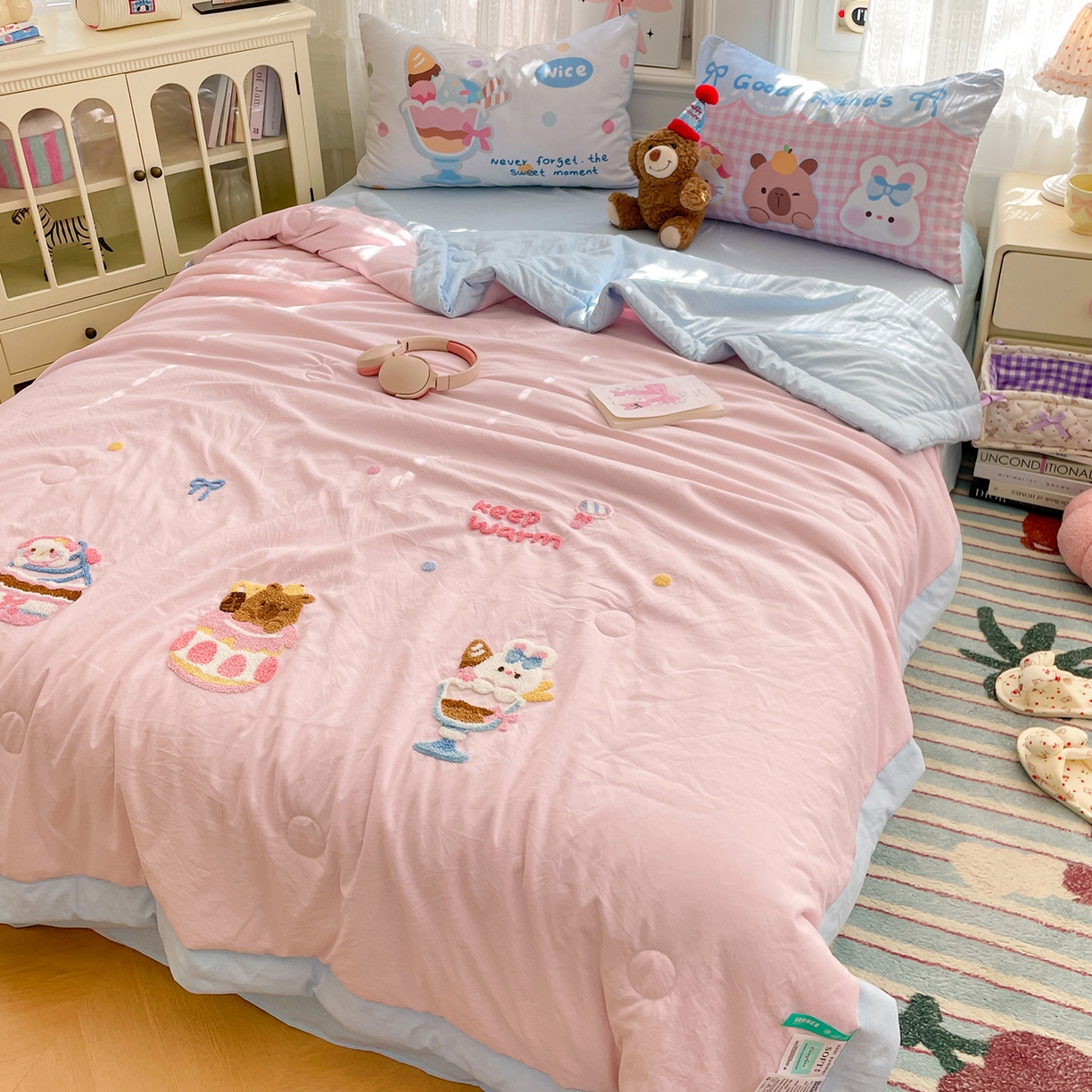 91家纺网 家纺一手货源 找家纺 康纳利 2026新款加厚水洗云朵棉大版毛巾绣夏凉被空调被印花卡通夏被四件套 蛋糕碰碰会