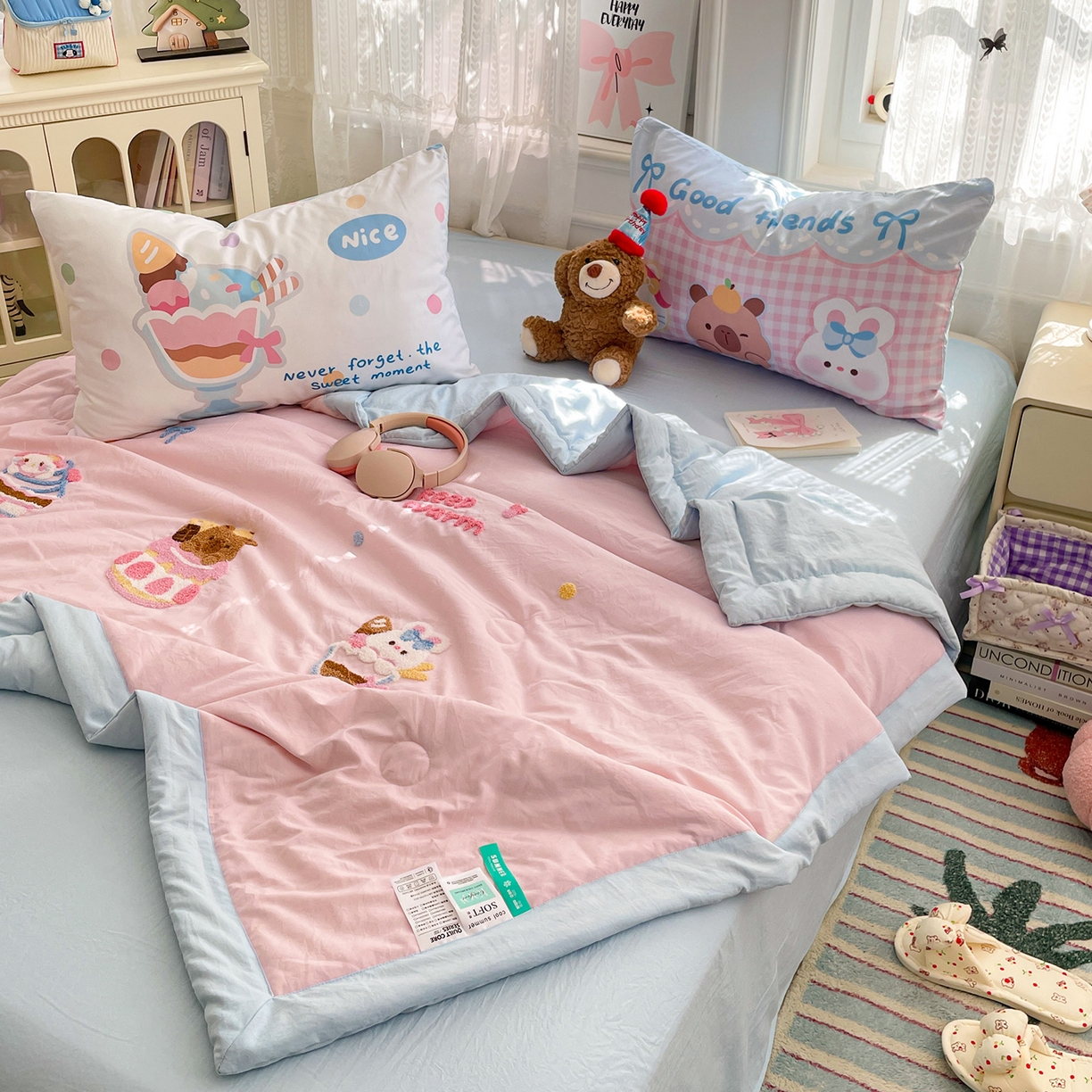 91家纺网 家纺一手货源 找家纺 康纳利 2026新款加厚水洗云朵棉大版毛巾绣夏凉被空调被印花卡通夏被四件套 蛋糕碰碰会