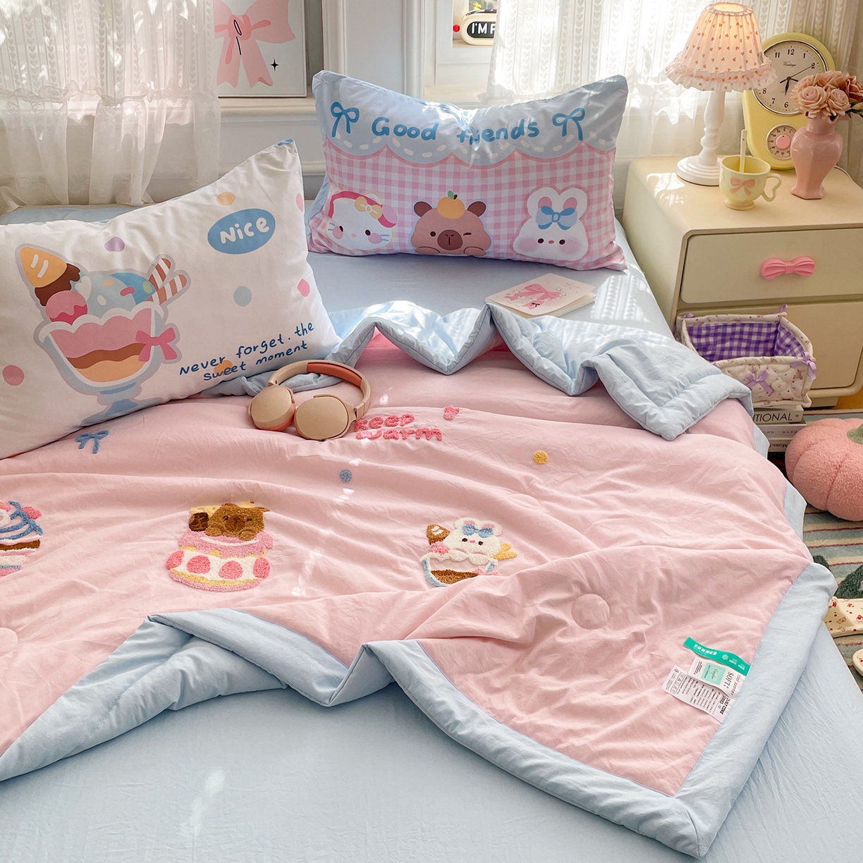 91家纺网 家纺一手货源 找家纺 康纳利 2026新款加厚水洗云朵棉大版毛巾绣夏凉被空调被印花卡通夏被四件套 蛋糕碰碰会