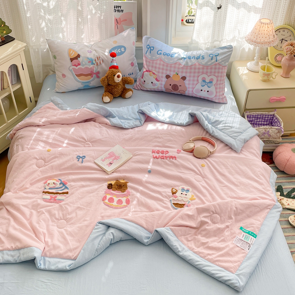 91家纺网 家纺一手货源 找家纺 康纳利 2026新款加厚水洗云朵棉大版毛巾绣夏凉被空调被印花卡通夏被四件套 蛋糕碰碰会