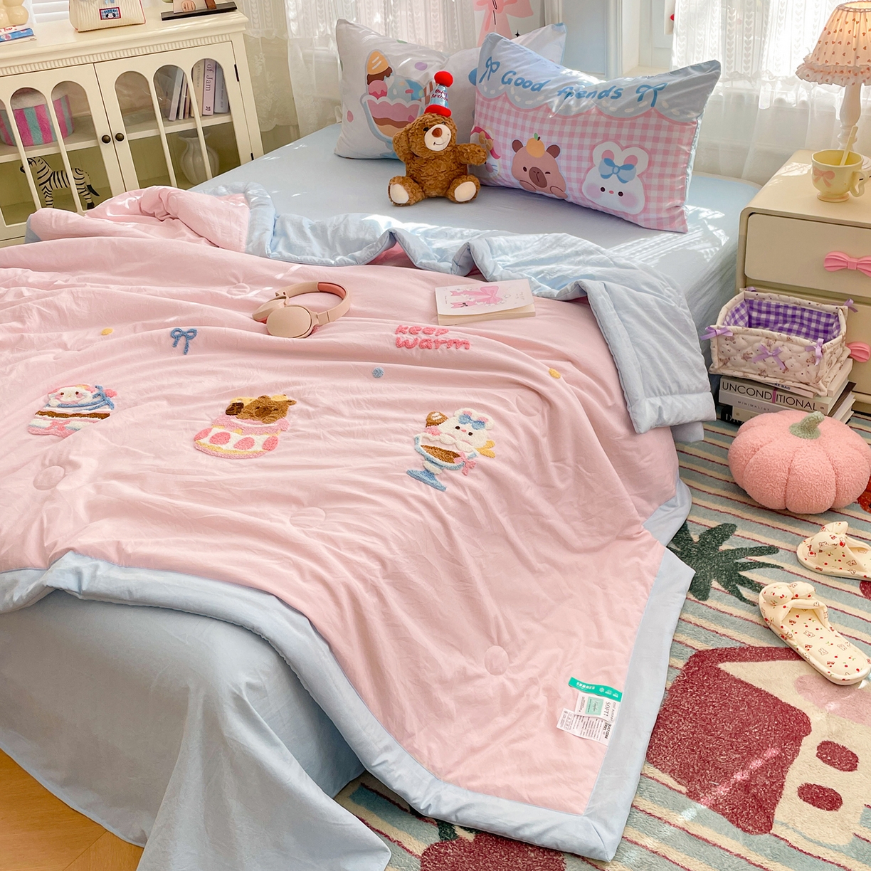 91家纺网 家纺一手货源 找家纺 康纳利 2026新款加厚水洗云朵棉大版毛巾绣夏凉被空调被印花卡通夏被四件套 蛋糕碰碰会