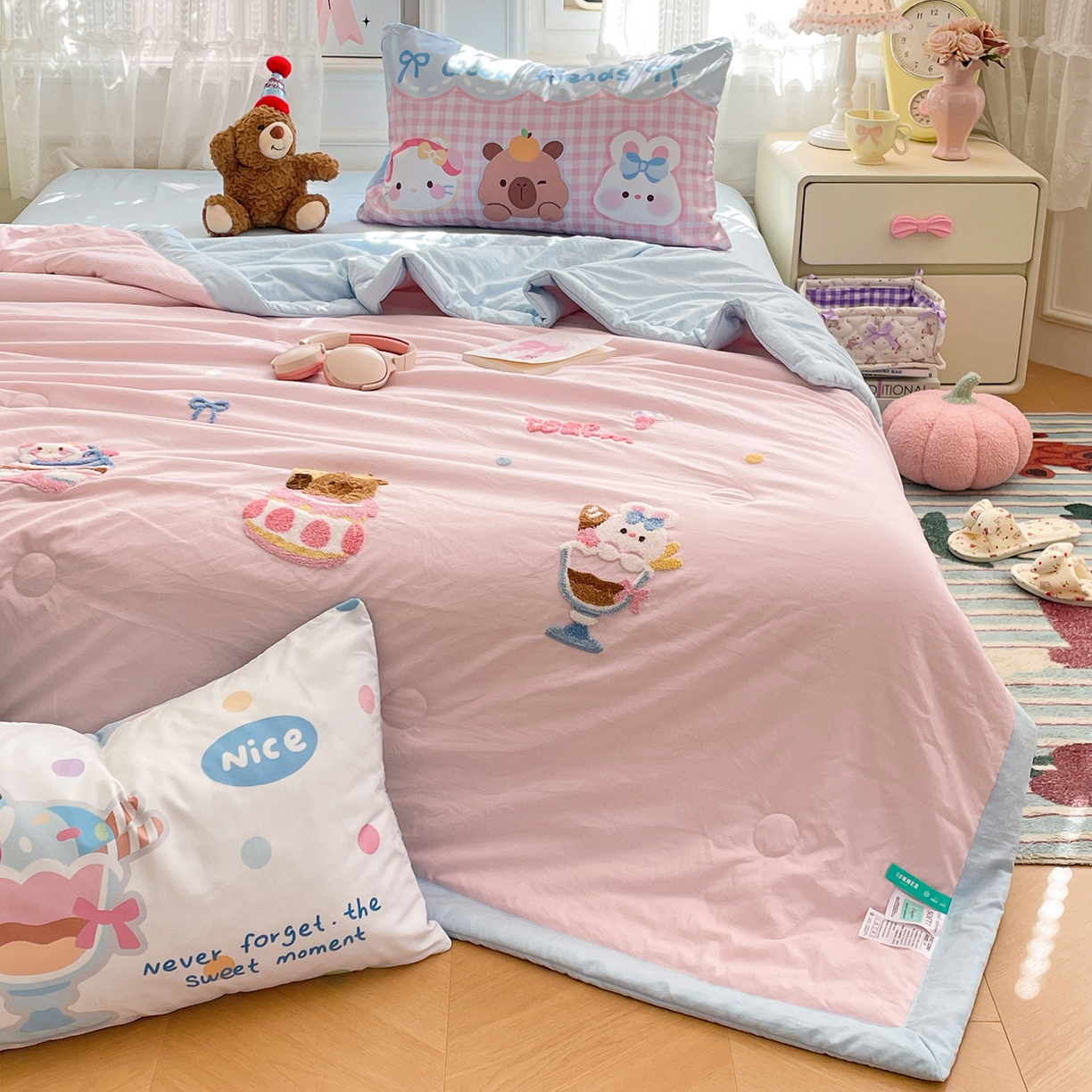 91家纺网 家纺一手货源 找家纺 康纳利 2026新款加厚水洗云朵棉大版毛巾绣夏凉被空调被印花卡通夏被四件套 蛋糕碰碰会