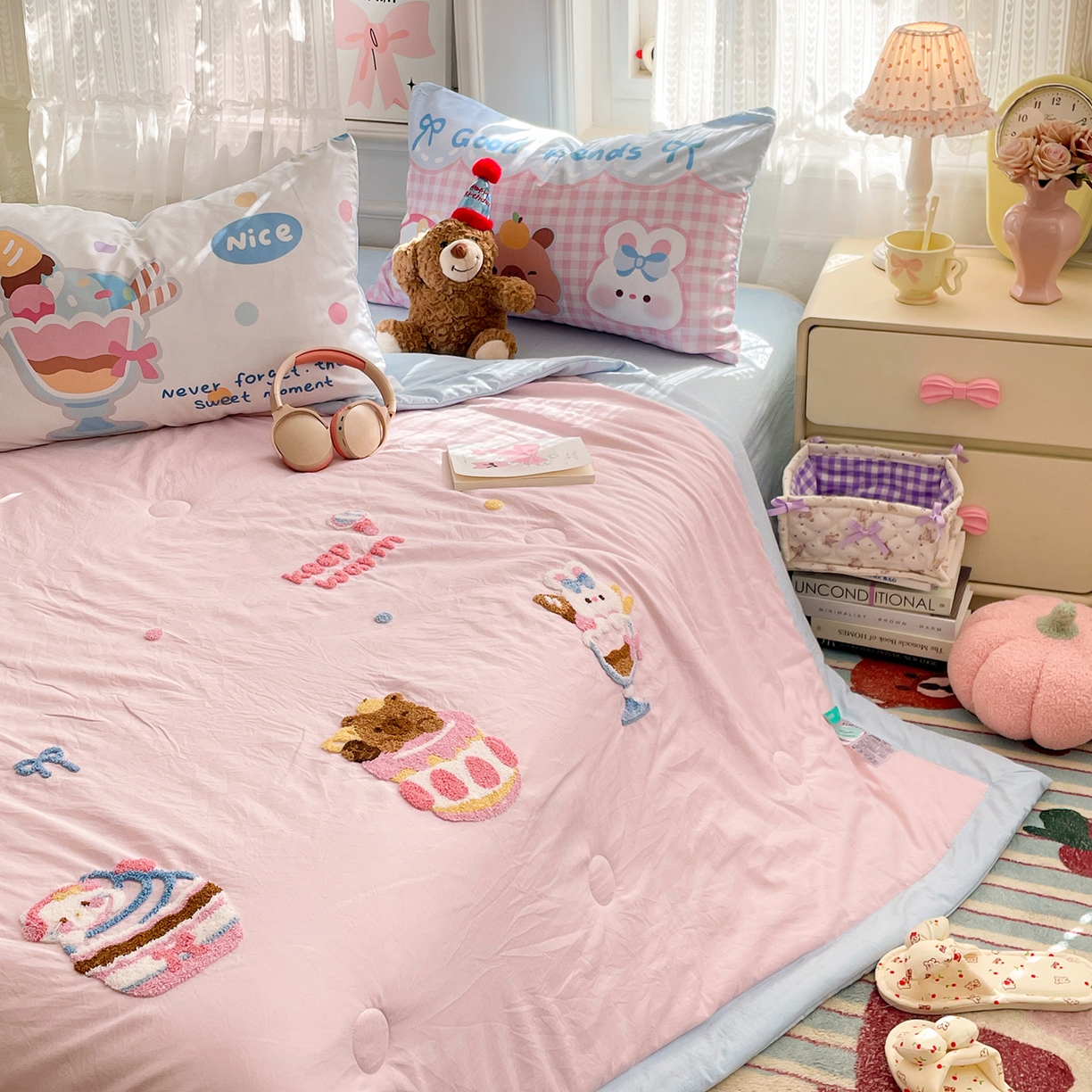 91家纺网 家纺一手货源 找家纺 康纳利 2026新款加厚水洗云朵棉大版毛巾绣夏凉被空调被印花卡通夏被四件套 蛋糕碰碰会