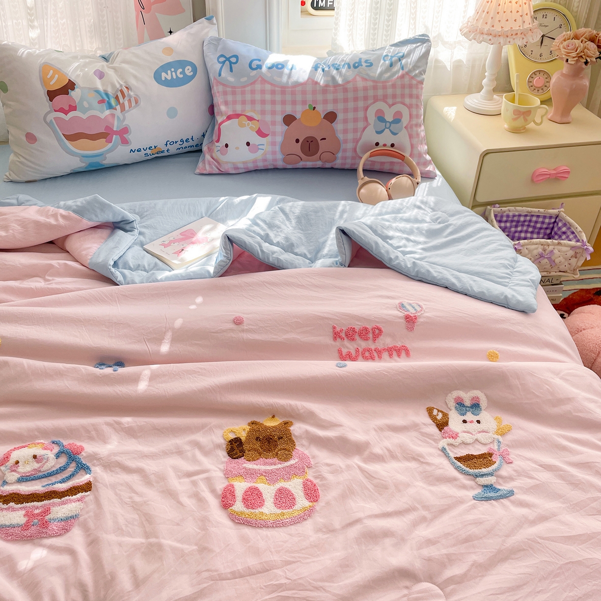 91家纺网 家纺一手货源 找家纺 康纳利 2026新款加厚水洗云朵棉大版毛巾绣夏凉被空调被印花卡通夏被四件套 蛋糕碰碰会