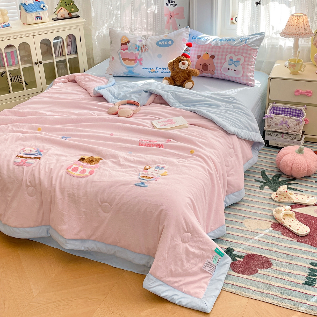 91家纺网 家纺一手货源 找家纺 康纳利 2026新款加厚水洗云朵棉大版毛巾绣夏凉被空调被印花卡通夏被四件套 蛋糕碰碰会