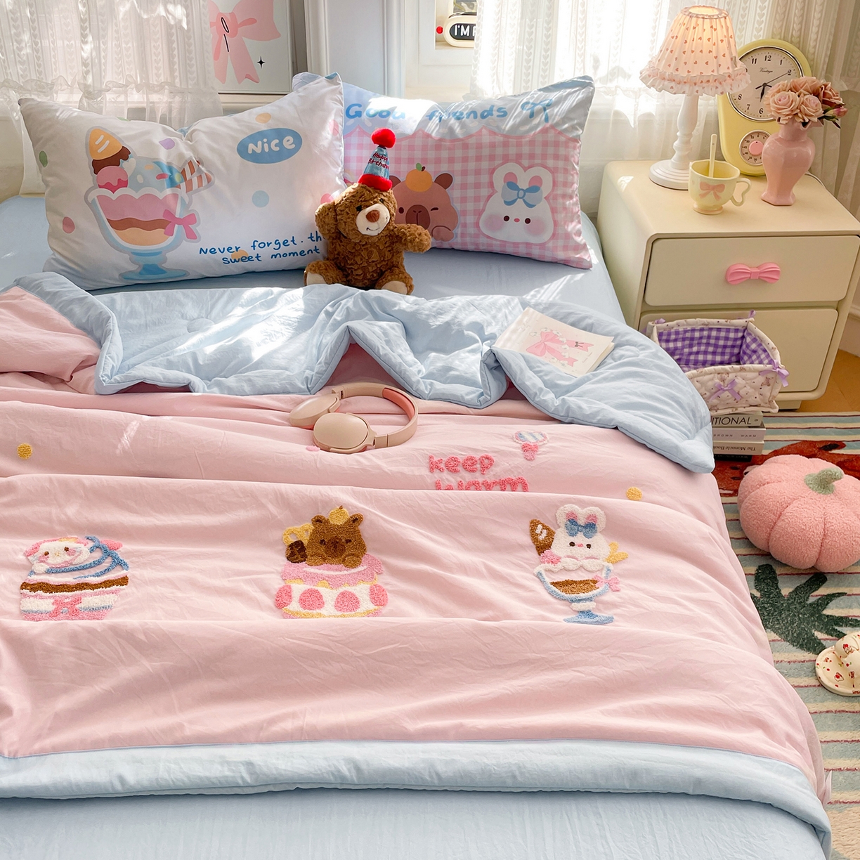 91家纺网 家纺一手货源 找家纺 康纳利 2026新款加厚水洗云朵棉大版毛巾绣夏凉被空调被印花卡通夏被四件套 蛋糕碰碰会