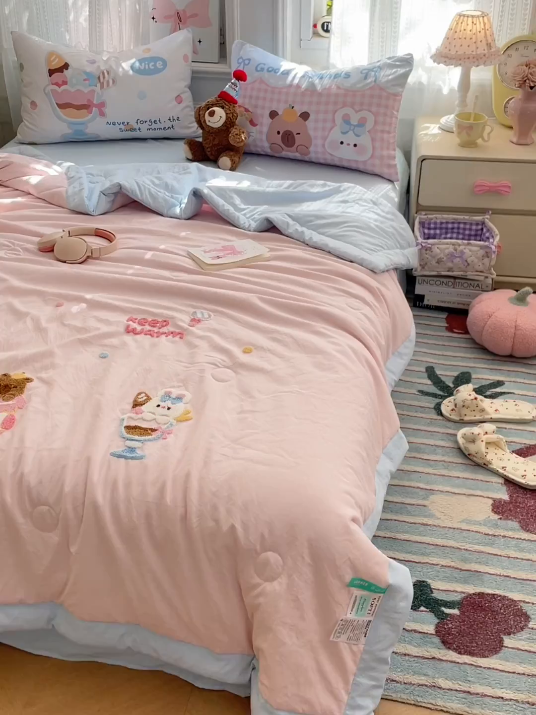 91家纺网 家纺一手货源 找家纺 康纳利 2026新款加厚水洗云朵棉大版毛巾绣夏凉被空调被印花卡通夏被四件套 蛋糕碰碰会