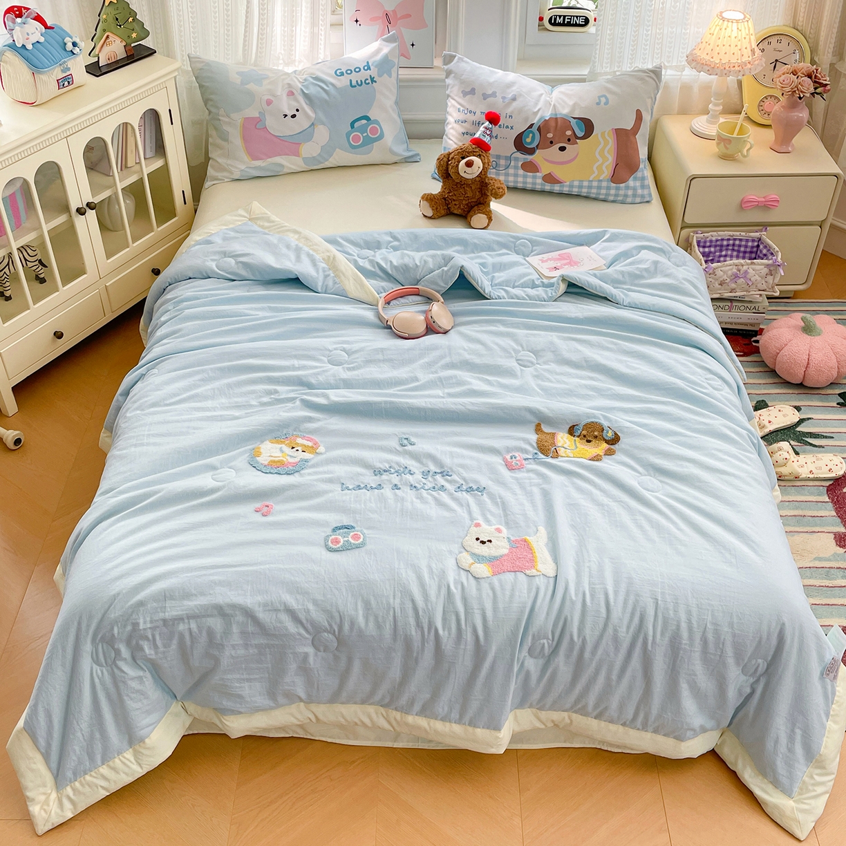 91家纺网 家纺一手货源 找家纺 康纳利 2026新款加厚水洗云朵棉大版毛巾绣夏凉被空调被印花卡通夏被四件套 动物趴-蓝