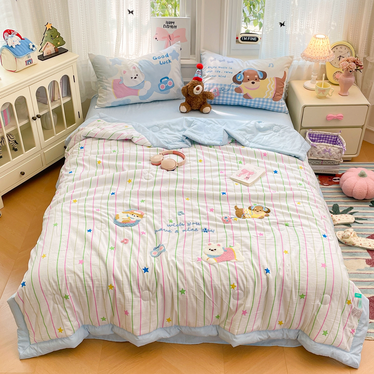 91家纺网 家纺一手货源 找家纺 康纳利 2026新款加厚水洗云朵棉大版毛巾绣夏凉被空调被印花卡通夏被四件套 动物趴-条纹