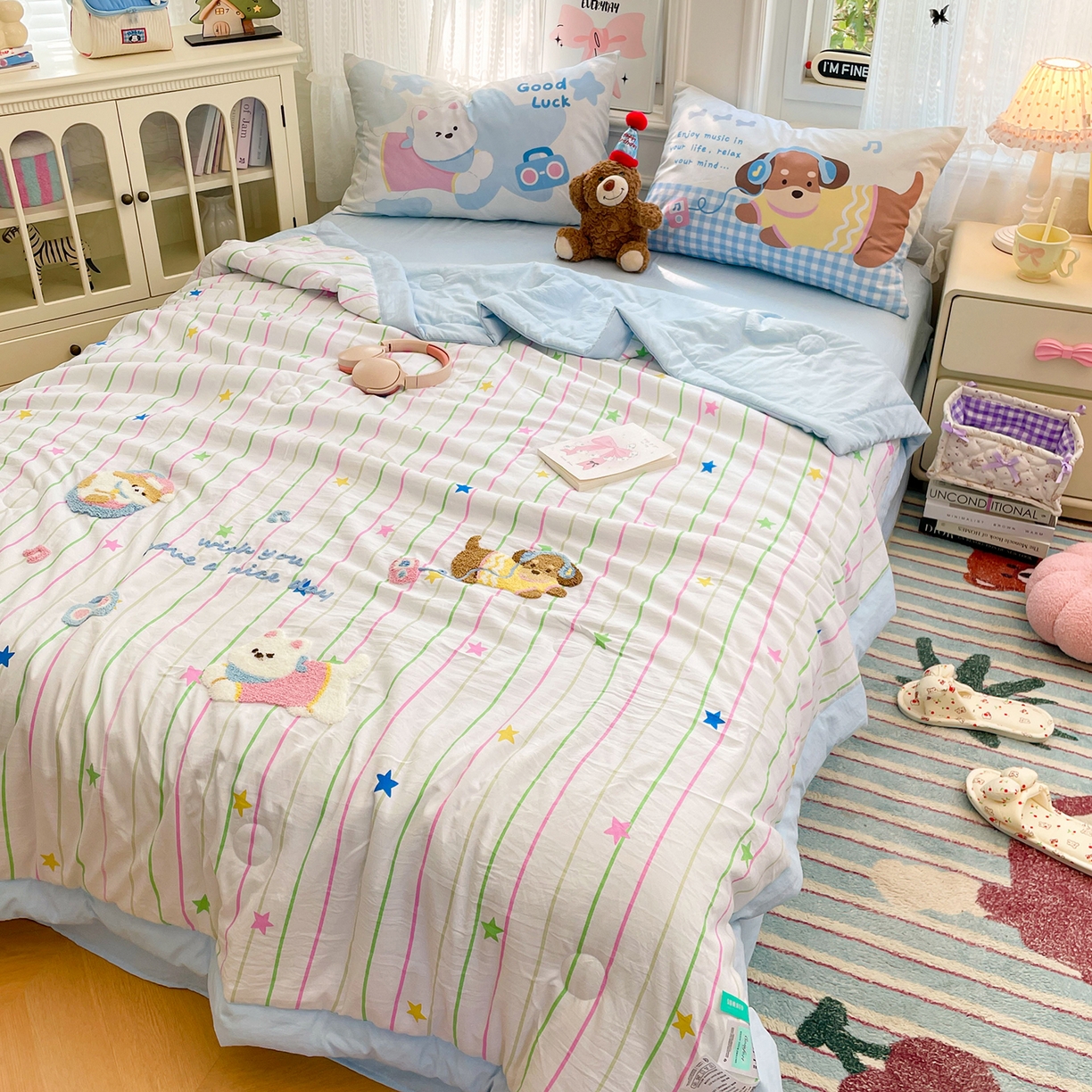 91家纺网 家纺一手货源 找家纺 康纳利 2026新款加厚水洗云朵棉大版毛巾绣夏凉被空调被印花卡通夏被四件套 动物趴-条纹