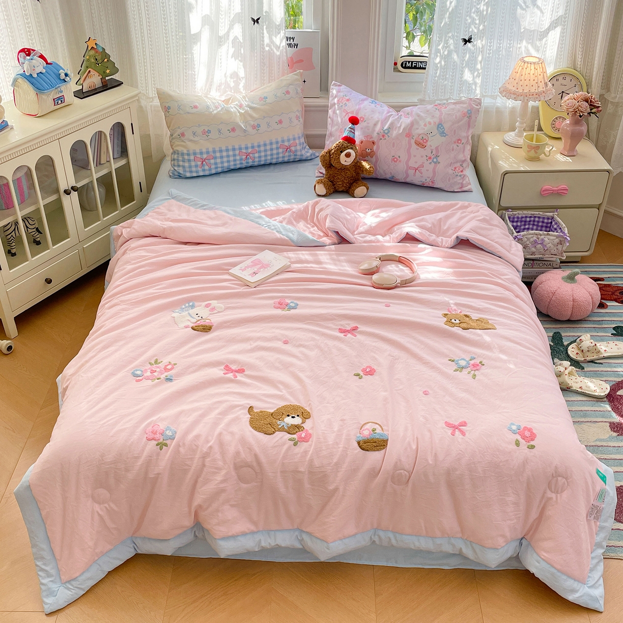 91家纺网 家纺一手货源 找家纺 康纳利 2026新款加厚水洗云朵棉大版毛巾绣夏凉被空调被印花卡通夏被四件套 花田萌宠-粉