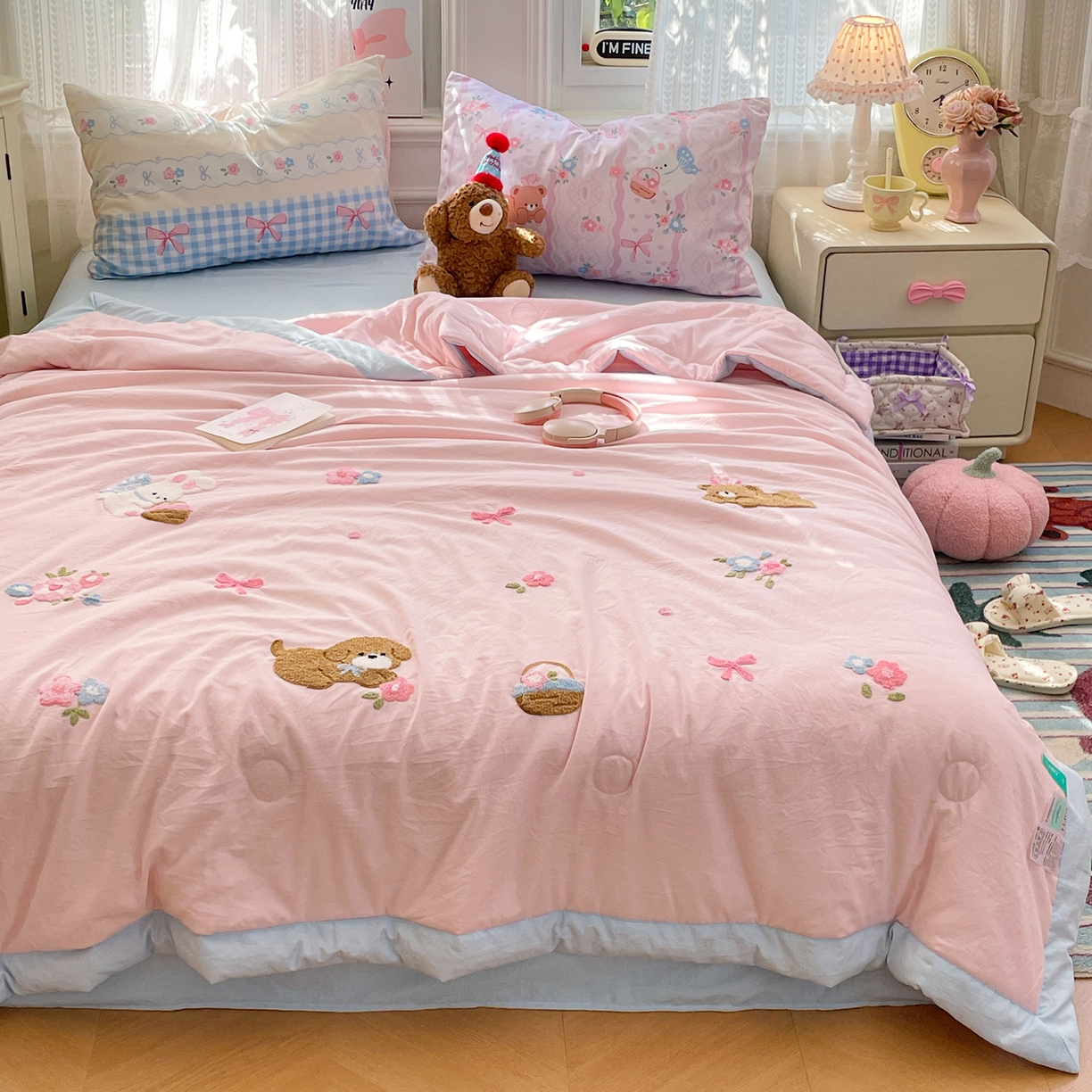 91家纺网 家纺一手货源 找家纺 康纳利 2026新款加厚水洗云朵棉大版毛巾绣夏凉被空调被印花卡通夏被四件套 花田萌宠-粉