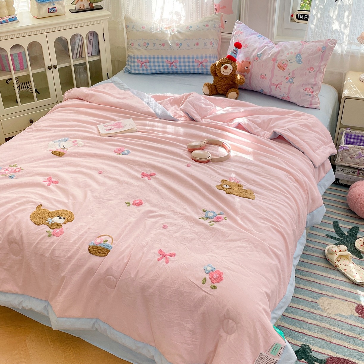 91家纺网 家纺一手货源 找家纺 康纳利 2026新款加厚水洗云朵棉大版毛巾绣夏凉被空调被印花卡通夏被四件套 花田萌宠-粉