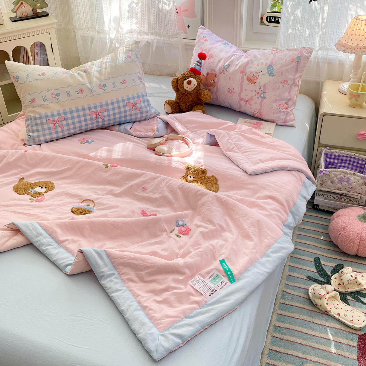 91家纺网 家纺一手货源 找家纺 康纳利 2026新款加厚水洗云朵棉大版毛巾绣夏凉被空调被印花卡通夏被四件套 花田萌宠-粉