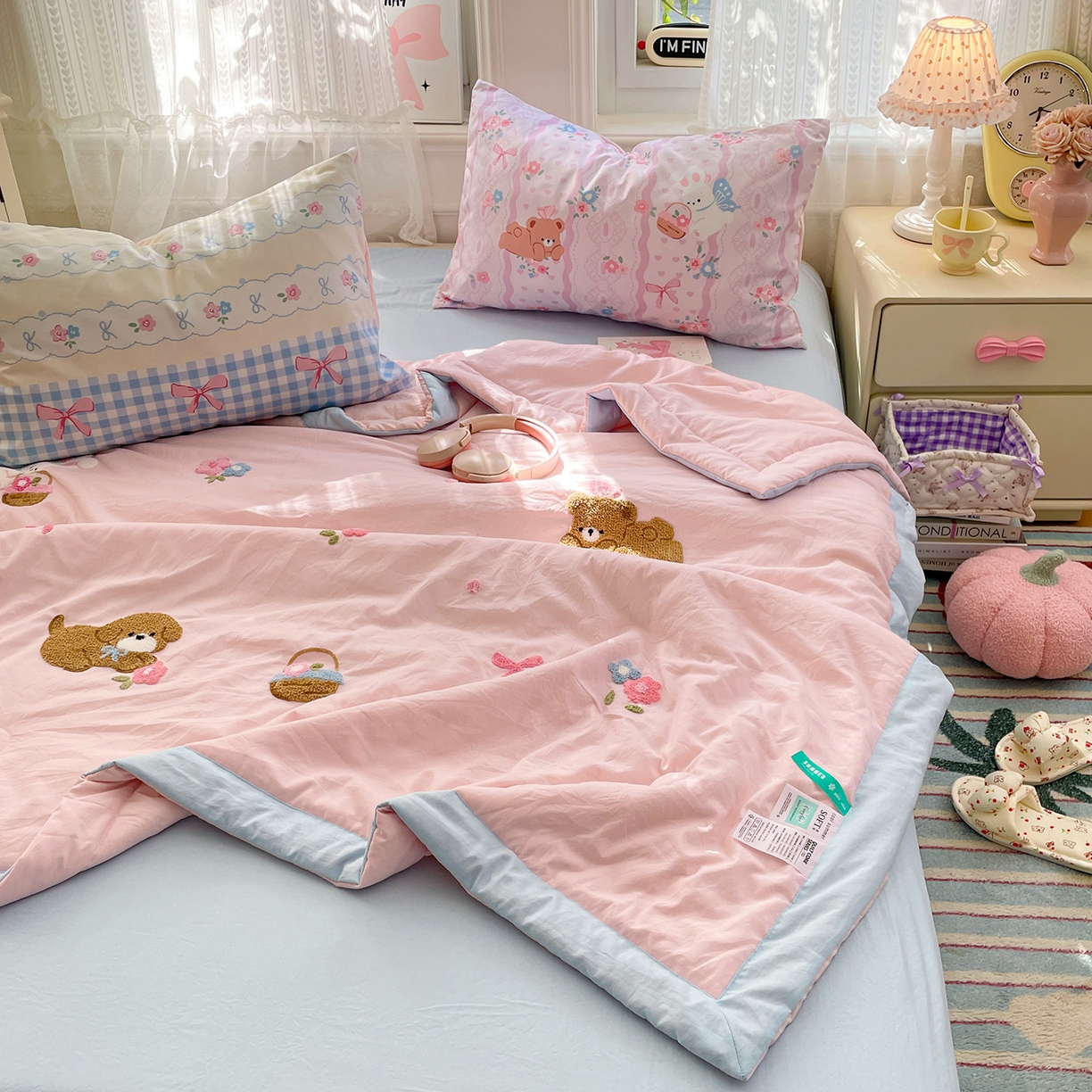 91家纺网 家纺一手货源 找家纺 康纳利 2026新款加厚水洗云朵棉大版毛巾绣夏凉被空调被印花卡通夏被四件套 花田萌宠-粉