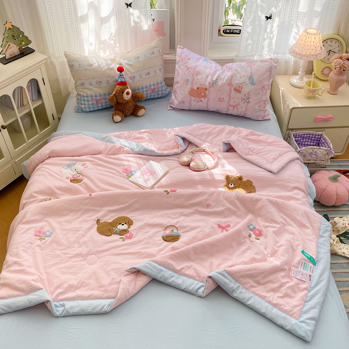 91家纺网 家纺一手货源 找家纺 康纳利 2026新款加厚水洗云朵棉大版毛巾绣夏凉被空调被印花卡通夏被四件套 花田萌宠-粉