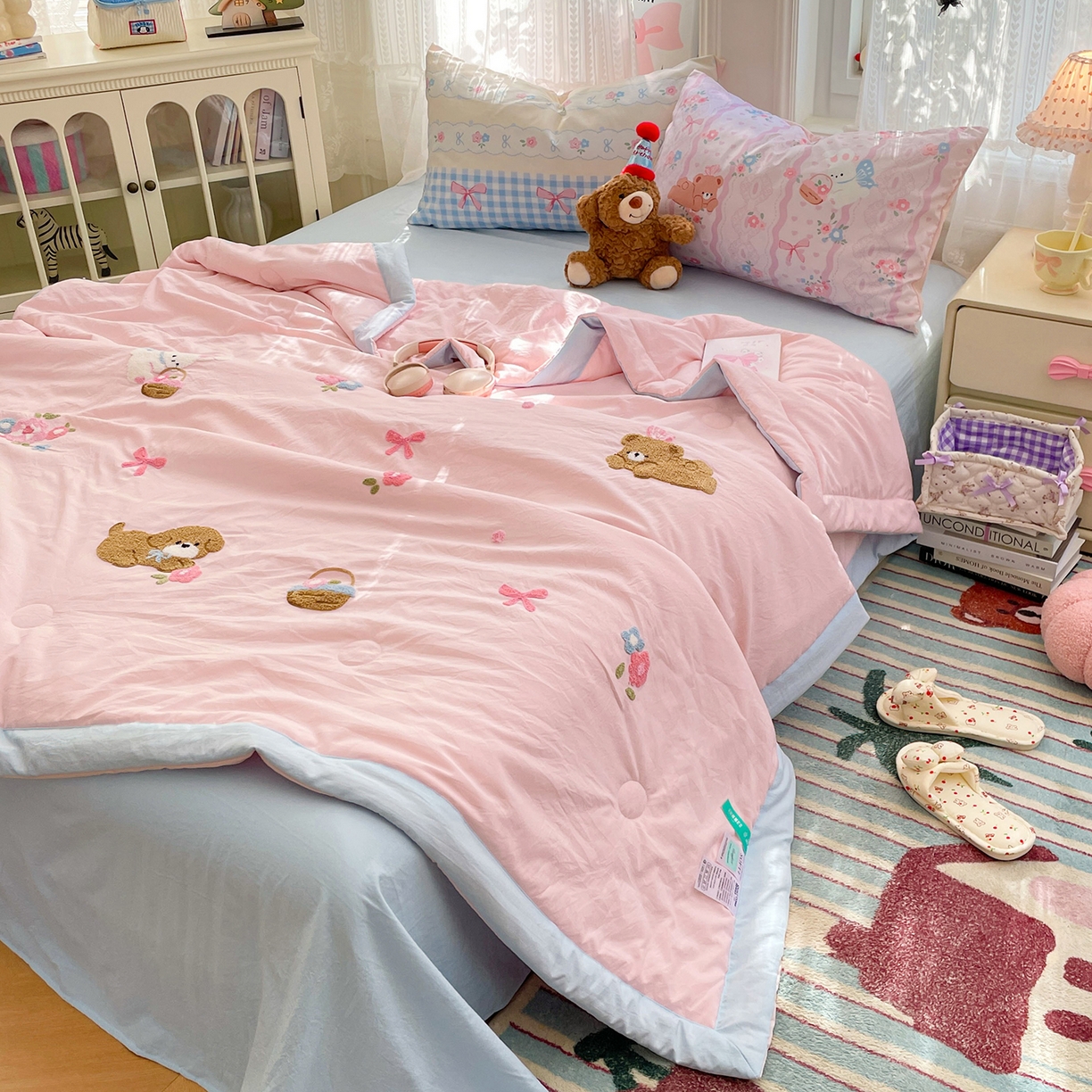 91家纺网 家纺一手货源 找家纺 康纳利 2026新款加厚水洗云朵棉大版毛巾绣夏凉被空调被印花卡通夏被四件套 花田萌宠-粉