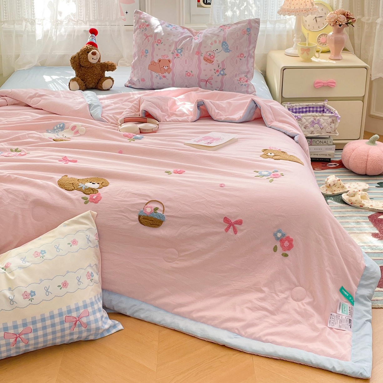 91家纺网 家纺一手货源 找家纺 康纳利 2026新款加厚水洗云朵棉大版毛巾绣夏凉被空调被印花卡通夏被四件套 花田萌宠-粉