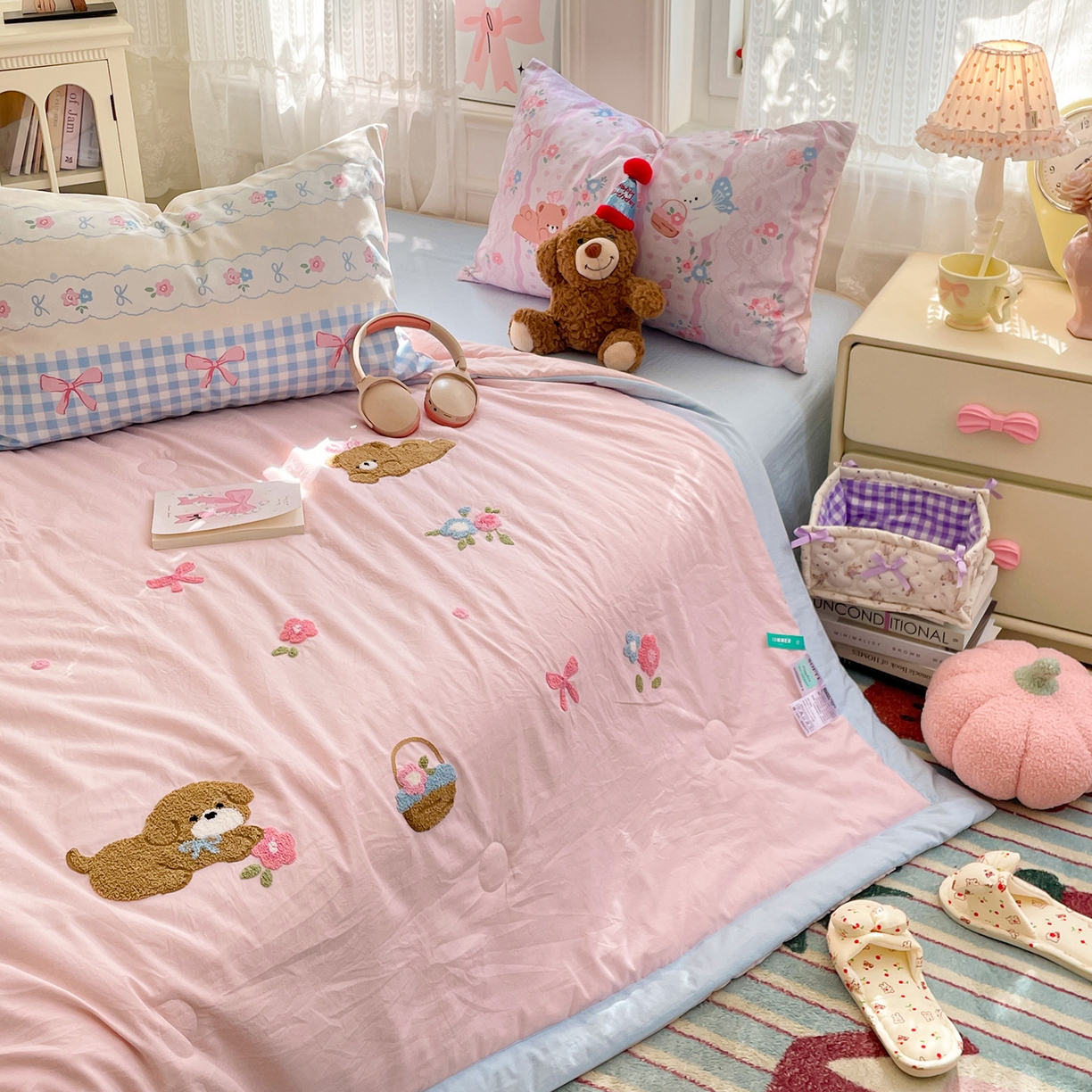 91家纺网 家纺一手货源 找家纺 康纳利 2026新款加厚水洗云朵棉大版毛巾绣夏凉被空调被印花卡通夏被四件套 花田萌宠-粉