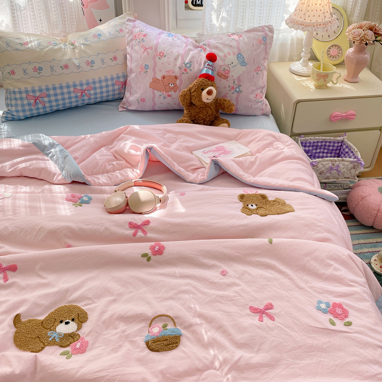 91家纺网 家纺一手货源 找家纺 康纳利 2026新款加厚水洗云朵棉大版毛巾绣夏凉被空调被印花卡通夏被四件套 花田萌宠-粉