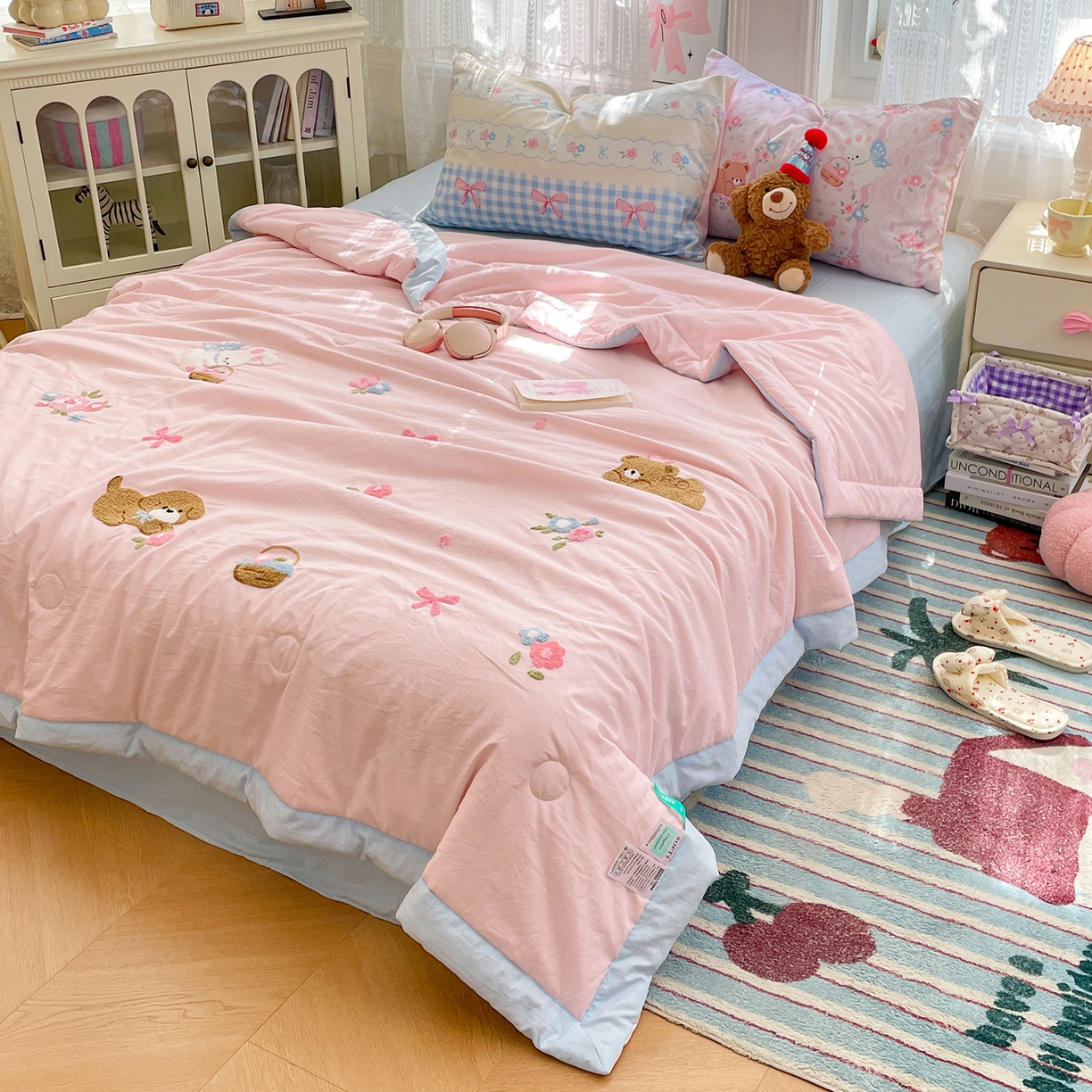 91家纺网 家纺一手货源 找家纺 康纳利 2026新款加厚水洗云朵棉大版毛巾绣夏凉被空调被印花卡通夏被四件套 花田萌宠-粉