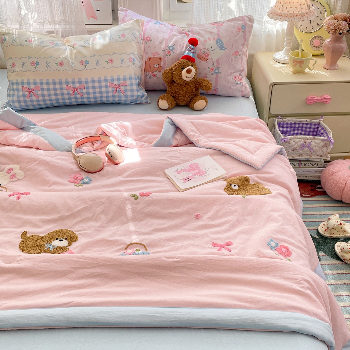 91家纺网 家纺一手货源 找家纺 康纳利 2026新款加厚水洗云朵棉大版毛巾绣夏凉被空调被印花卡通夏被四件套 花田萌宠-粉