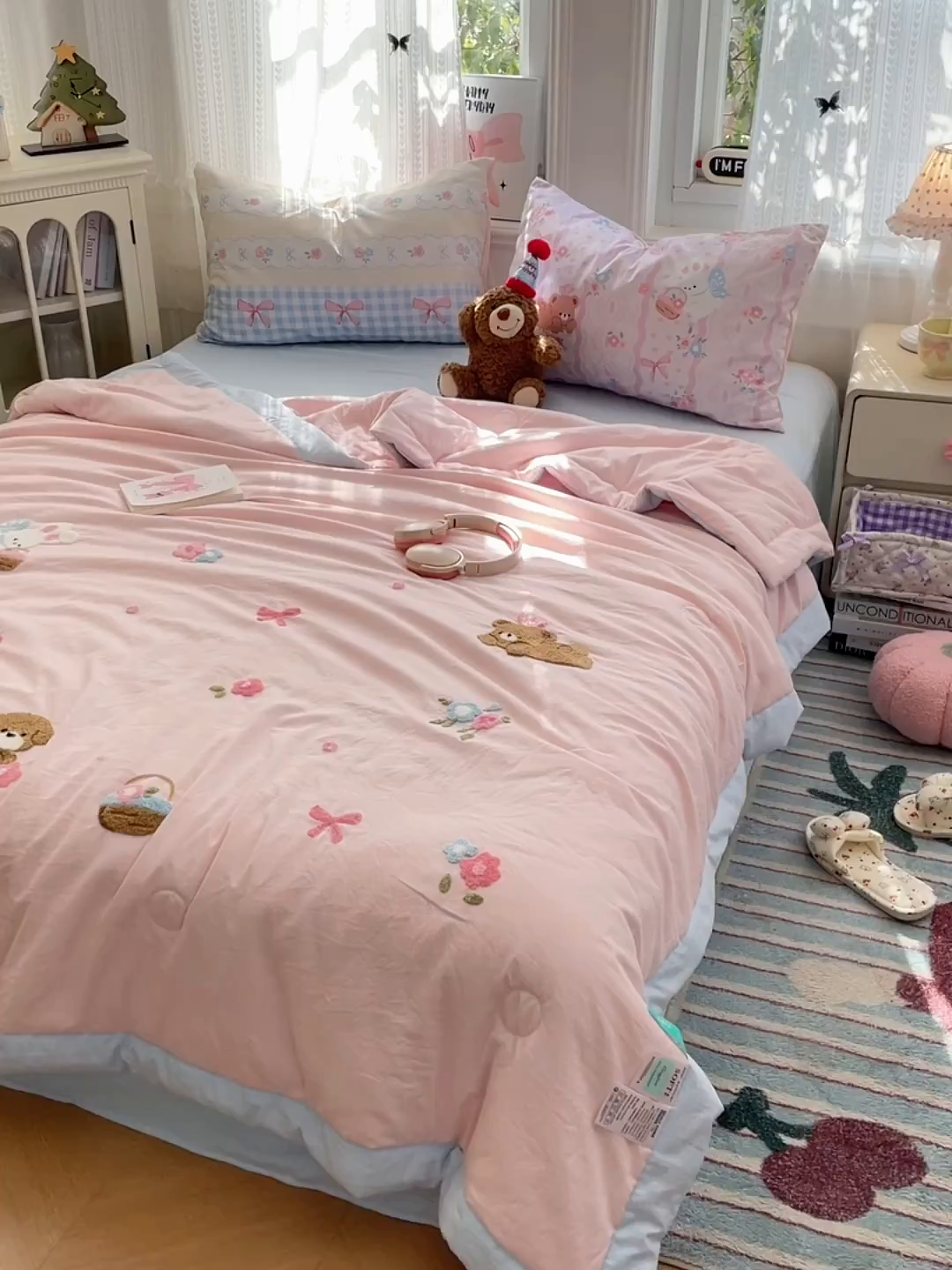 91家纺网 家纺一手货源 找家纺 康纳利 2026新款加厚水洗云朵棉大版毛巾绣夏凉被空调被印花卡通夏被四件套 花田萌宠-粉