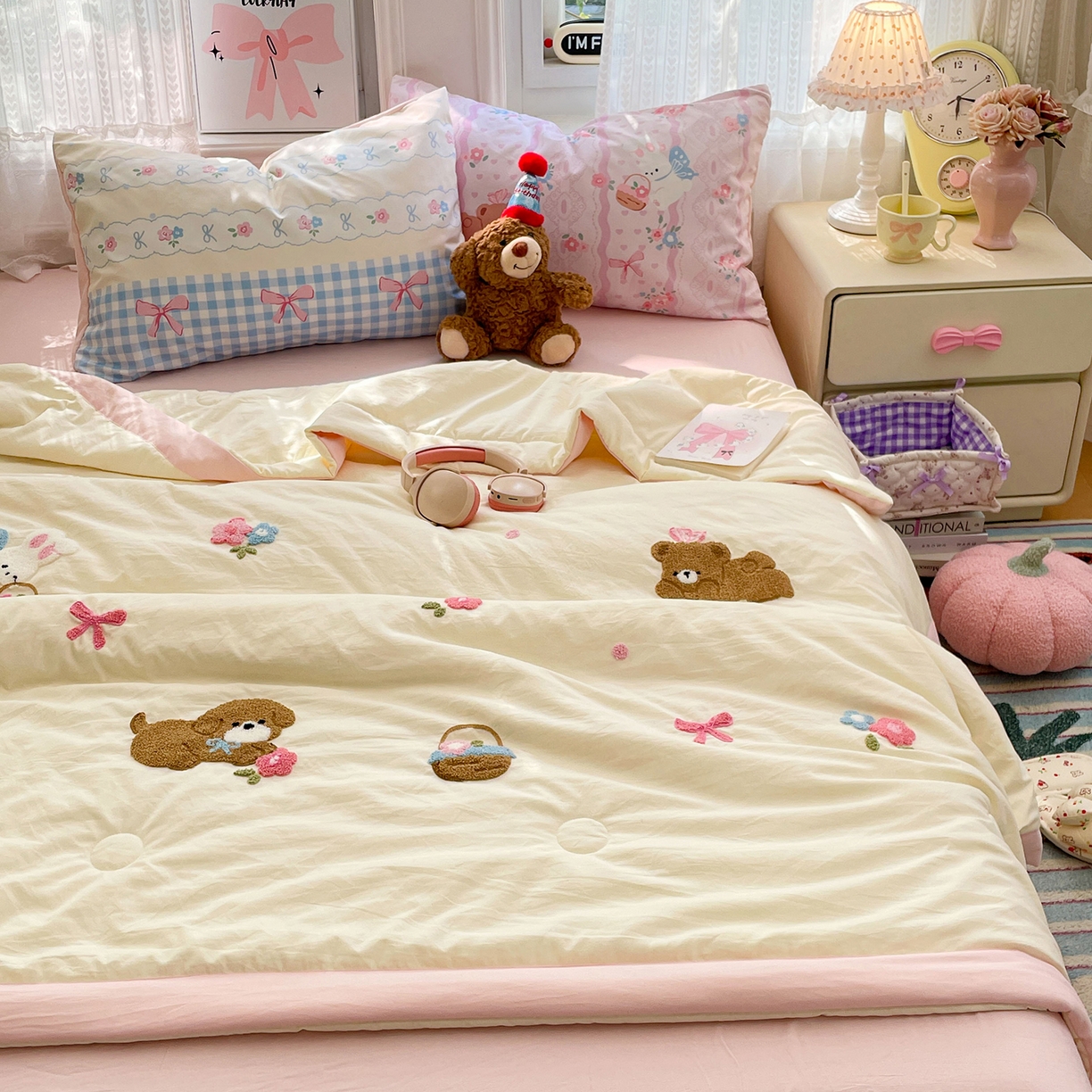 91家纺网 家纺一手货源 找家纺 康纳利 2026新款加厚水洗云朵棉大版毛巾绣夏凉被空调被印花卡通夏被四件套 花田萌宠-奶黄