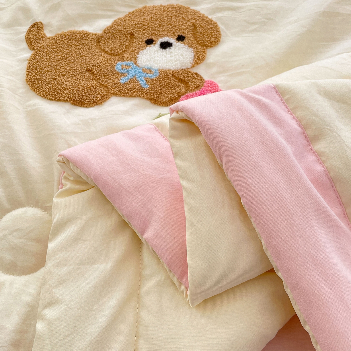 91家纺网 家纺一手货源 找家纺 康纳利 2026新款加厚水洗云朵棉大版毛巾绣夏凉被空调被印花卡通夏被四件套 花田萌宠-奶黄