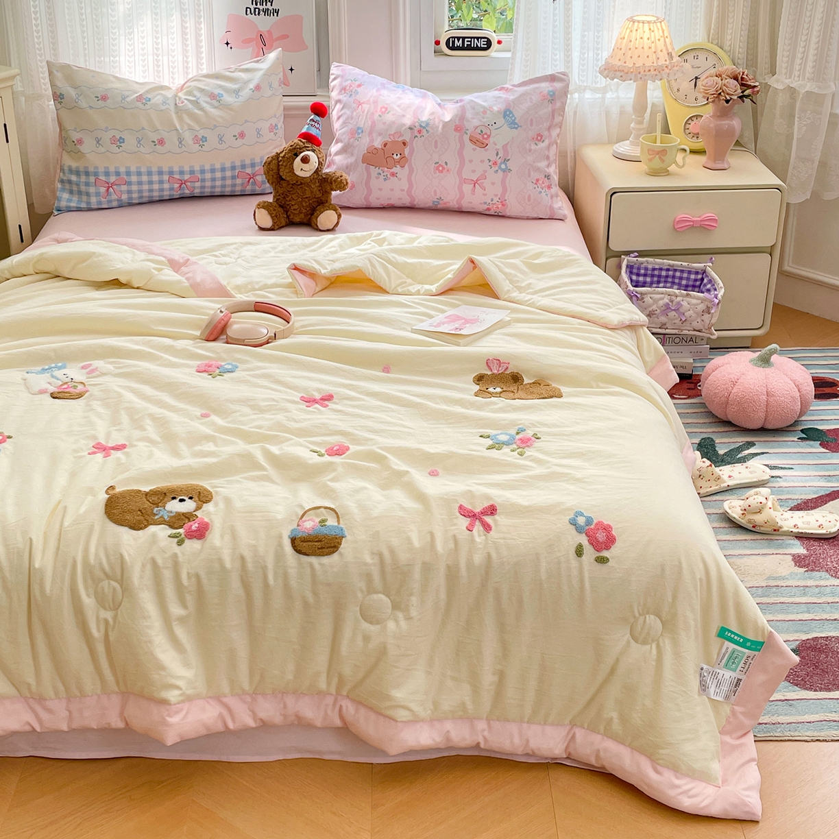 91家纺网 家纺一手货源 找家纺 康纳利 2026新款加厚水洗云朵棉大版毛巾绣夏凉被空调被印花卡通夏被四件套 花田萌宠-奶黄