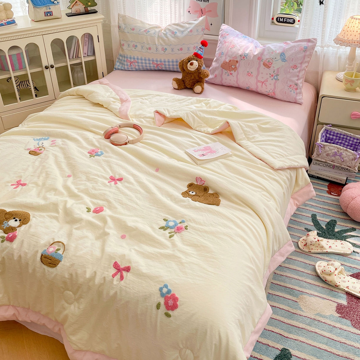 91家纺网 家纺一手货源 找家纺 康纳利 2026新款加厚水洗云朵棉大版毛巾绣夏凉被空调被印花卡通夏被四件套 花田萌宠-奶黄