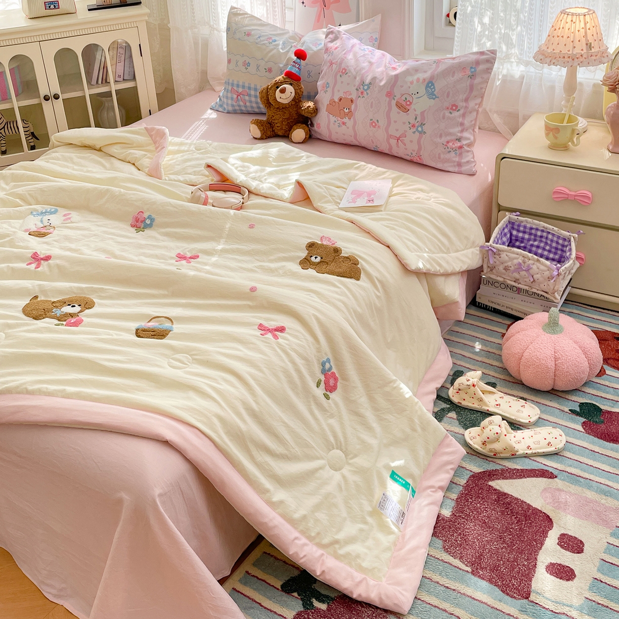 91家纺网 家纺一手货源 找家纺 康纳利 2026新款加厚水洗云朵棉大版毛巾绣夏凉被空调被印花卡通夏被四件套 花田萌宠-奶黄
